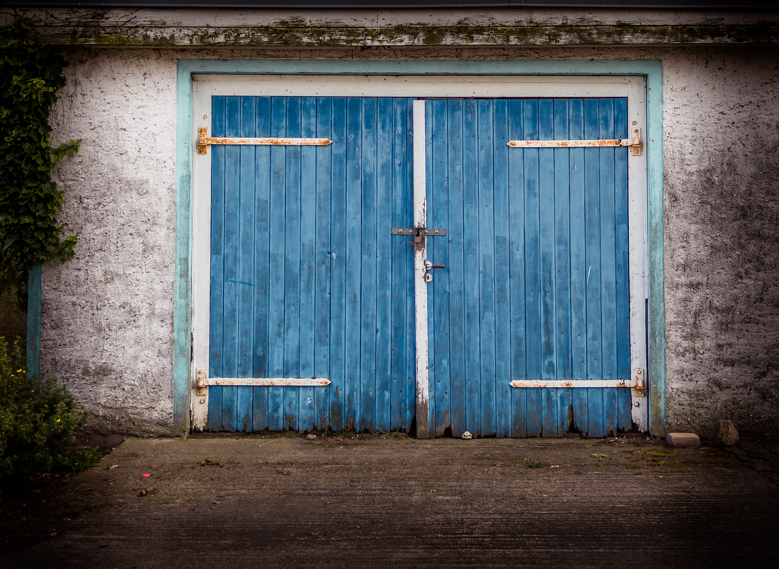 Free-Standing Garage Doors: Styles, Materials, Brands